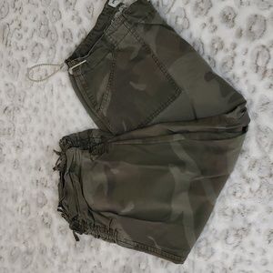 Cropped  camouflage pants drawstring leg